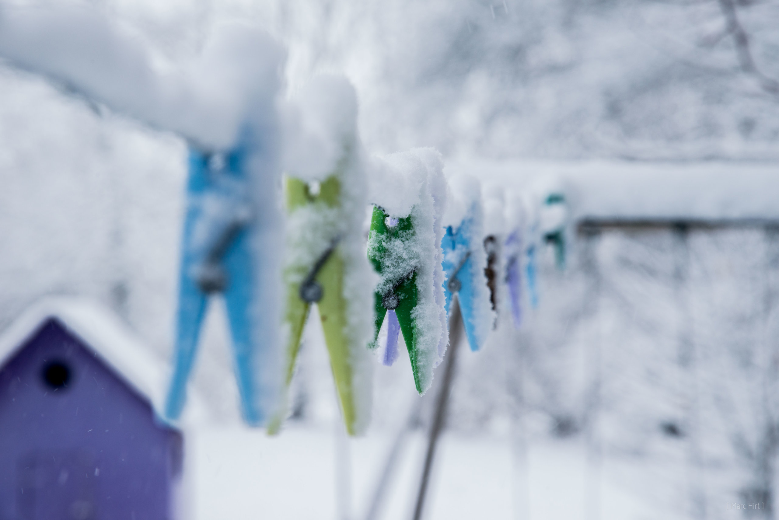 pince a linge sous la neige