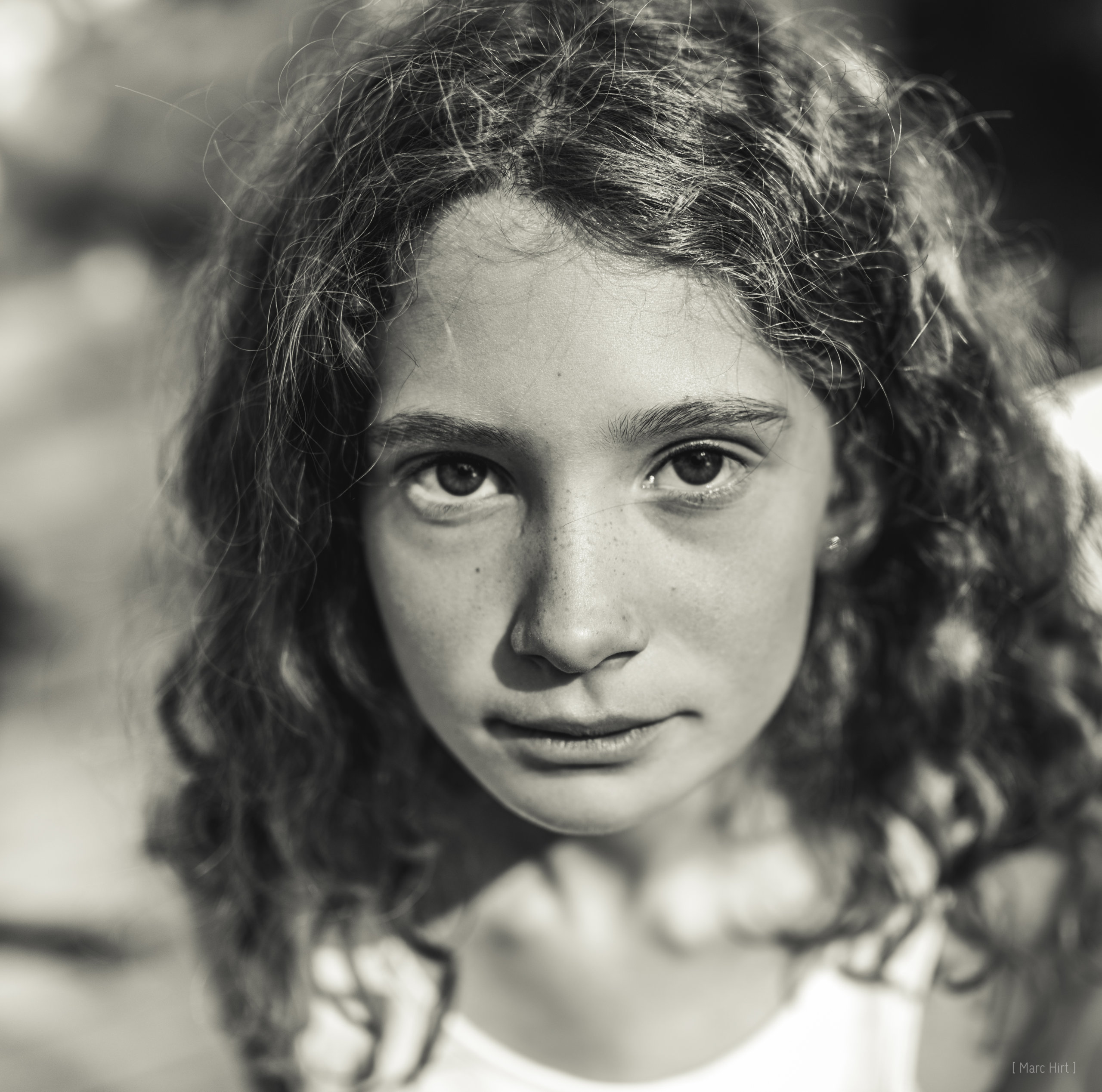 portrait enfant en noir et blanc