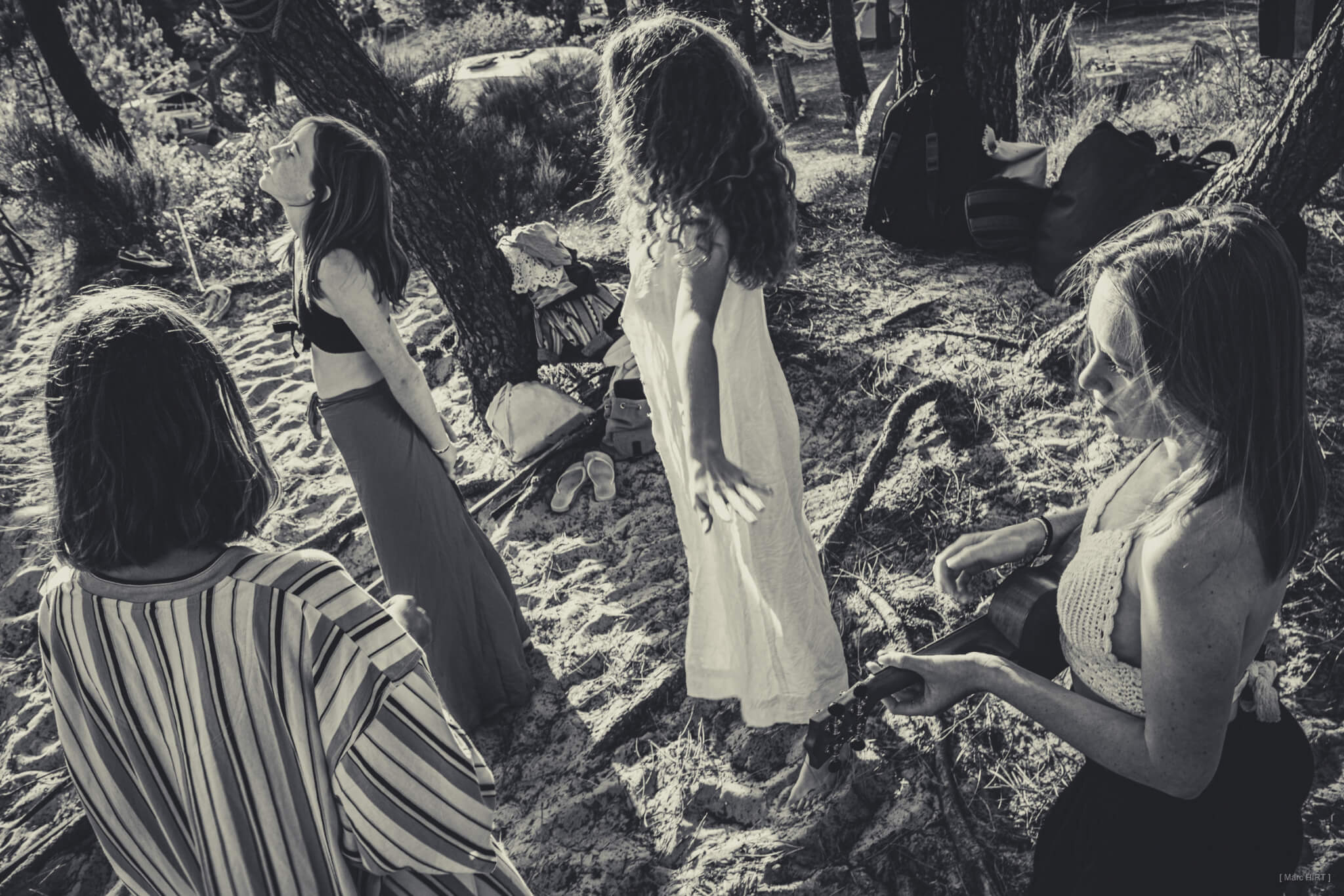 Série seventies avec salomé, marilou, bertille et emma , océan atlantique, montalivet ©Marc HIRT