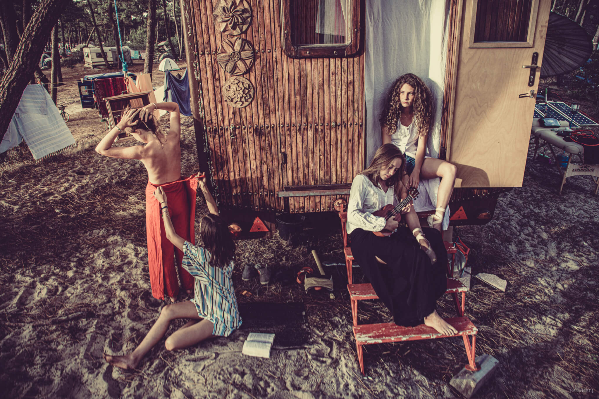 Série seventies avec salomé, marilou, bertille et emma , océan atlantique, montalivet ©Marc HIRT
