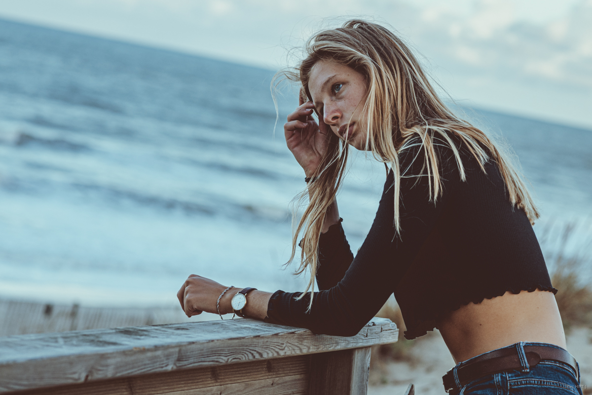 Shooting avec adèle, seventies, lumière naturelle, océan atlantique, montalivet ©Marc HIRT