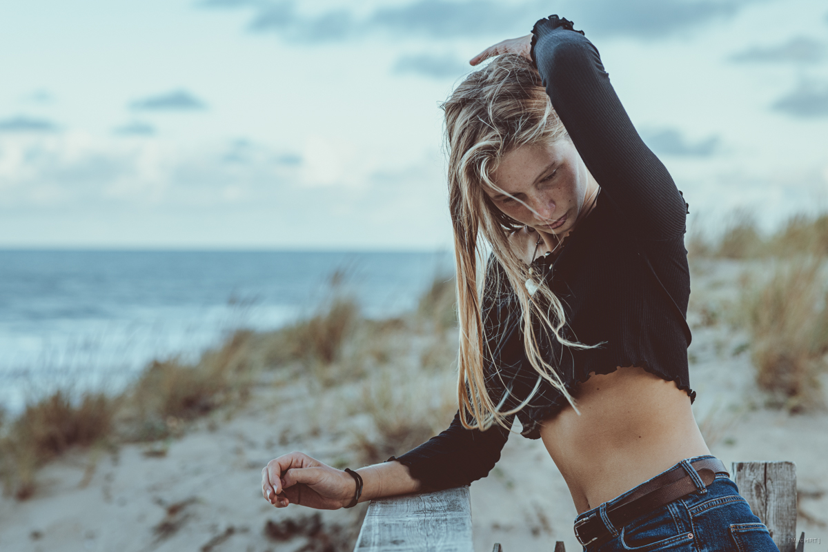 Shooting avec adèle, seventies, lumière naturelle, océan atlantique, montalivet ©Marc HIRT