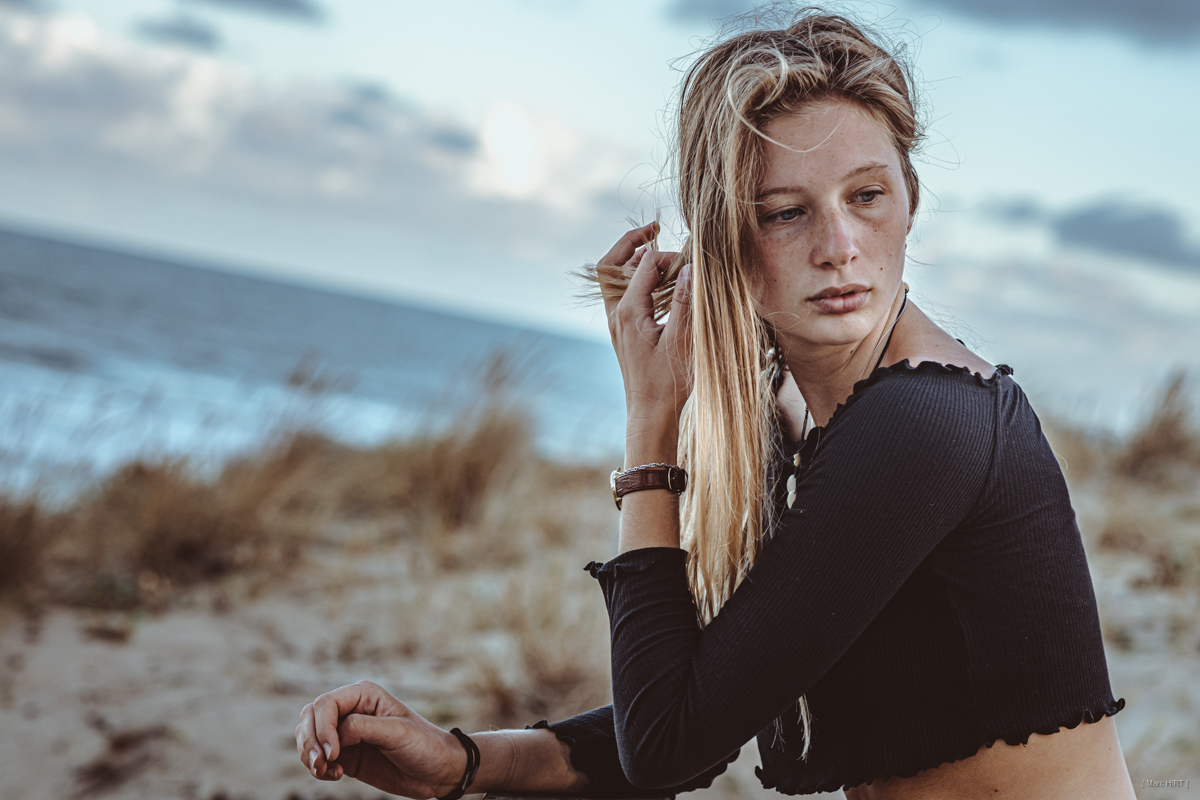 Shooting avec adèle, seventies, lumière naturelle, océan atlantique, montalivet ©Marc HIRT