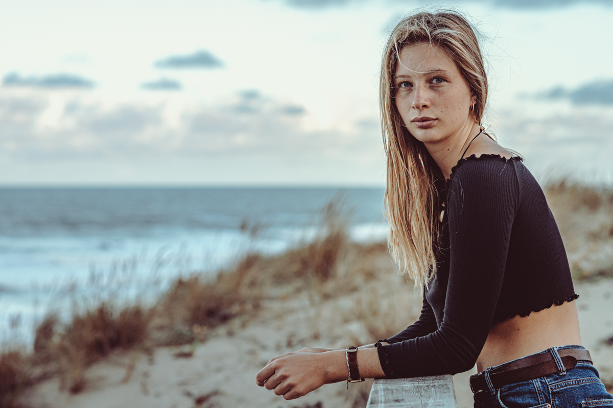 Shooting avec adèle, seventies, lumière naturelle, océan atlantique, montalivet ©Marc HIRT