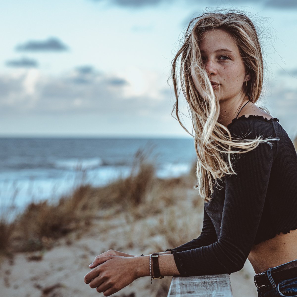 Shooting avec adèle, seventies, lumière naturelle, océan atlantique, montalivet ©Marc HIRT