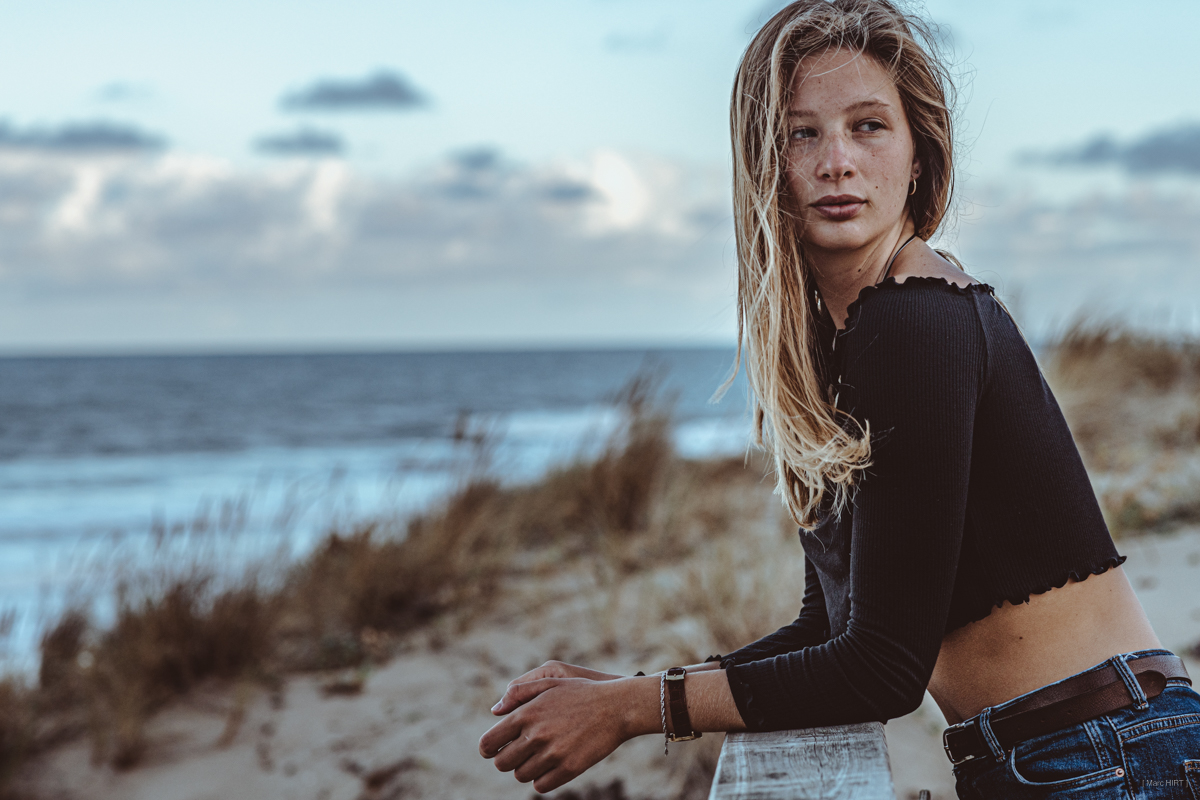 Shooting avec adèle, seventies, lumière naturelle, océan atlantique, montalivet ©Marc HIRT