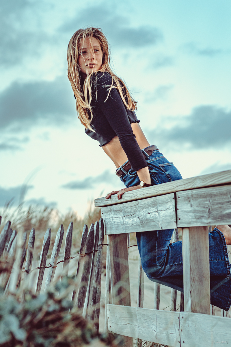 Shooting avec adèle, seventies, lumière naturelle, océan atlantique, montalivet ©Marc HIRT