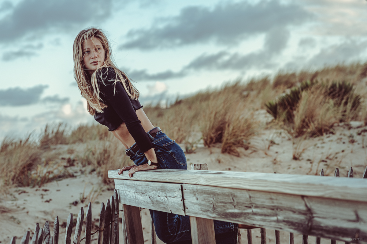 Shooting avec adèle, seventies, lumière naturelle, océan atlantique, montalivet ©Marc HIRT