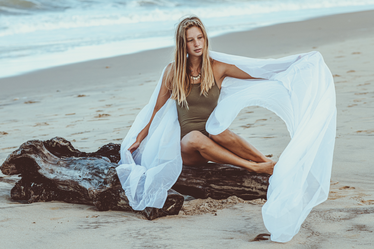 Shooting avec adèle, seventies, lumière naturelle, océan atlantique, montalivet ©Marc HIRT