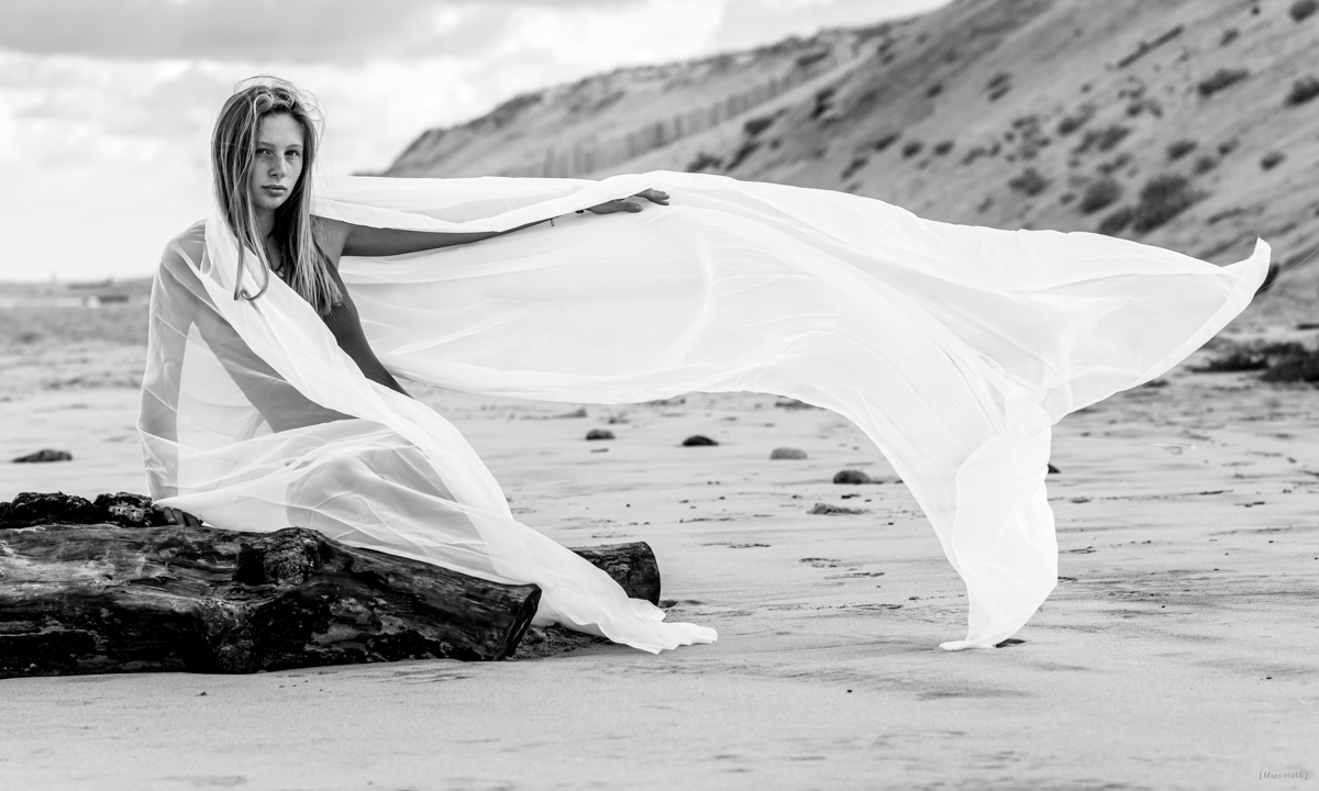Shooting avec adèle, seventies, lumière naturelle, océan atlantique, montalivet, noir et blanc, avec foulard ©Marc HIRT