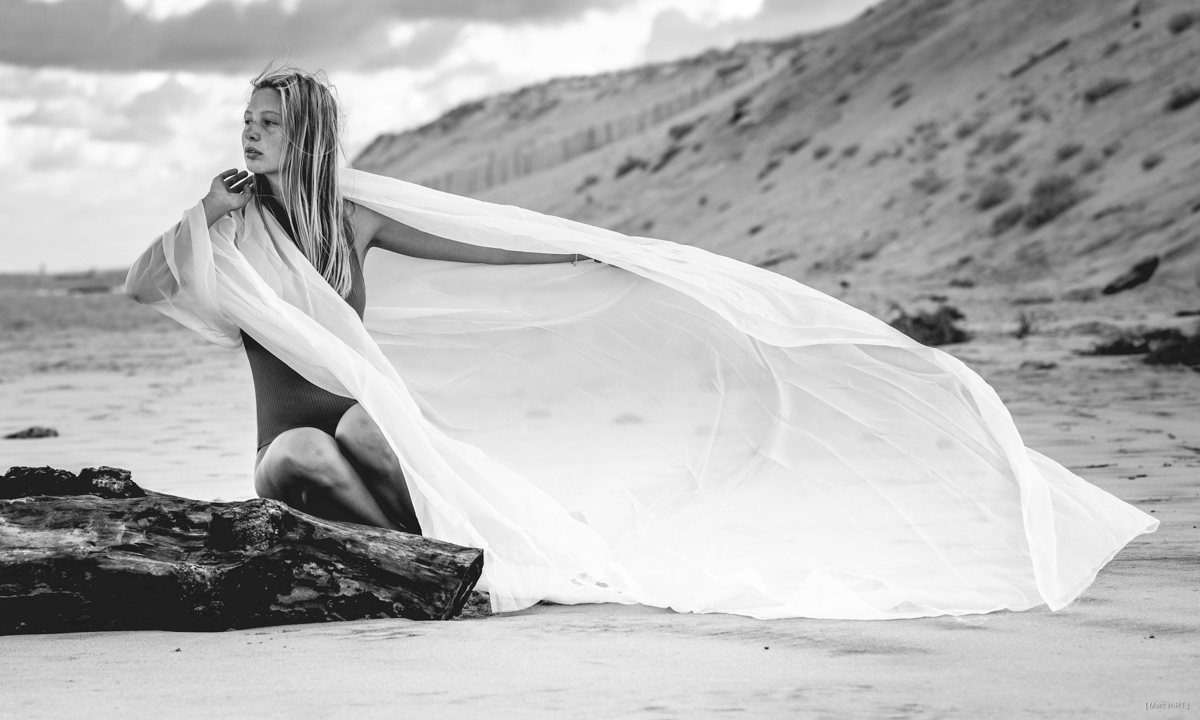 Shooting avec adèle, seventies, lumière naturelle, océan atlantique, montalivet, noir et blanc ©Marc HIRT