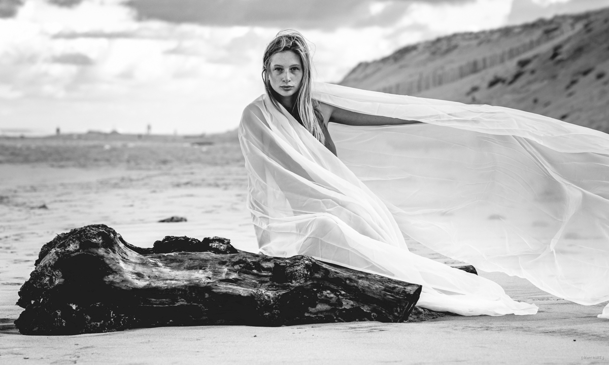 Shooting avec adèle, seventies, lumière naturelle, océan atlantique, montalivet, noir et blanc ©Marc HIRT