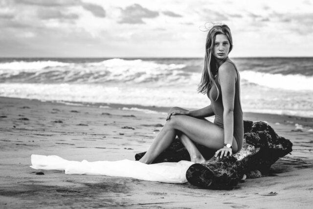 Shooting avec adèle, seventies, lumière naturelle, océan atlantique, montalivet, noir et blanc ©Marc HIRT