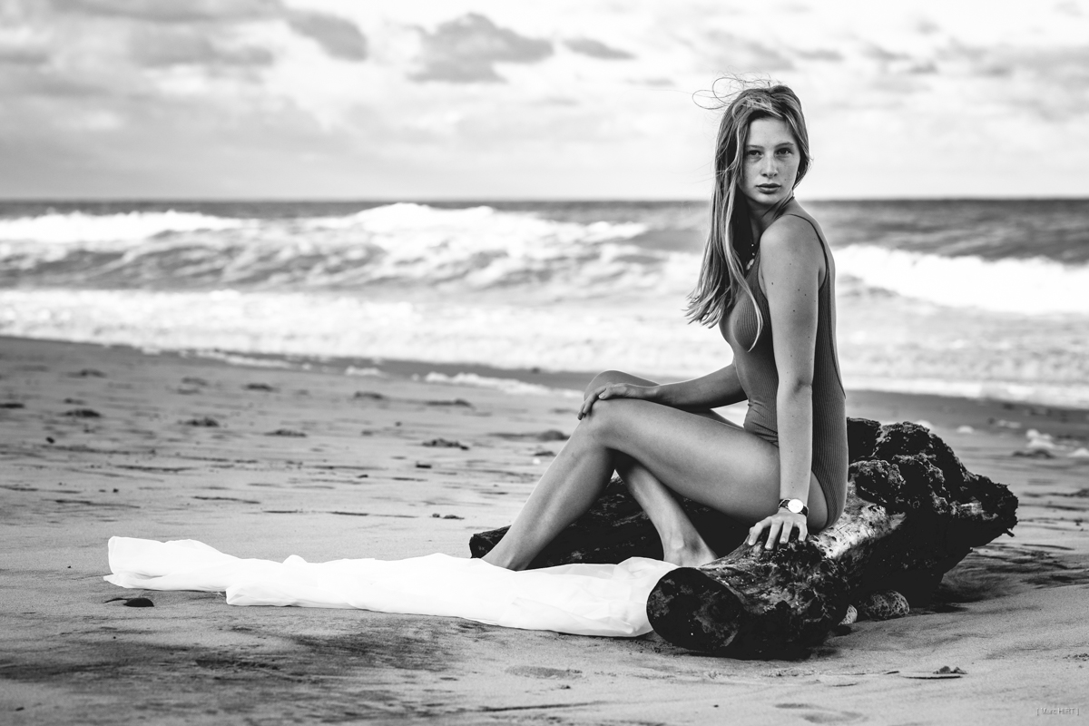 Shooting avec adèle, seventies, lumière naturelle, océan atlantique, montalivet, noir et blanc ©Marc HIRT