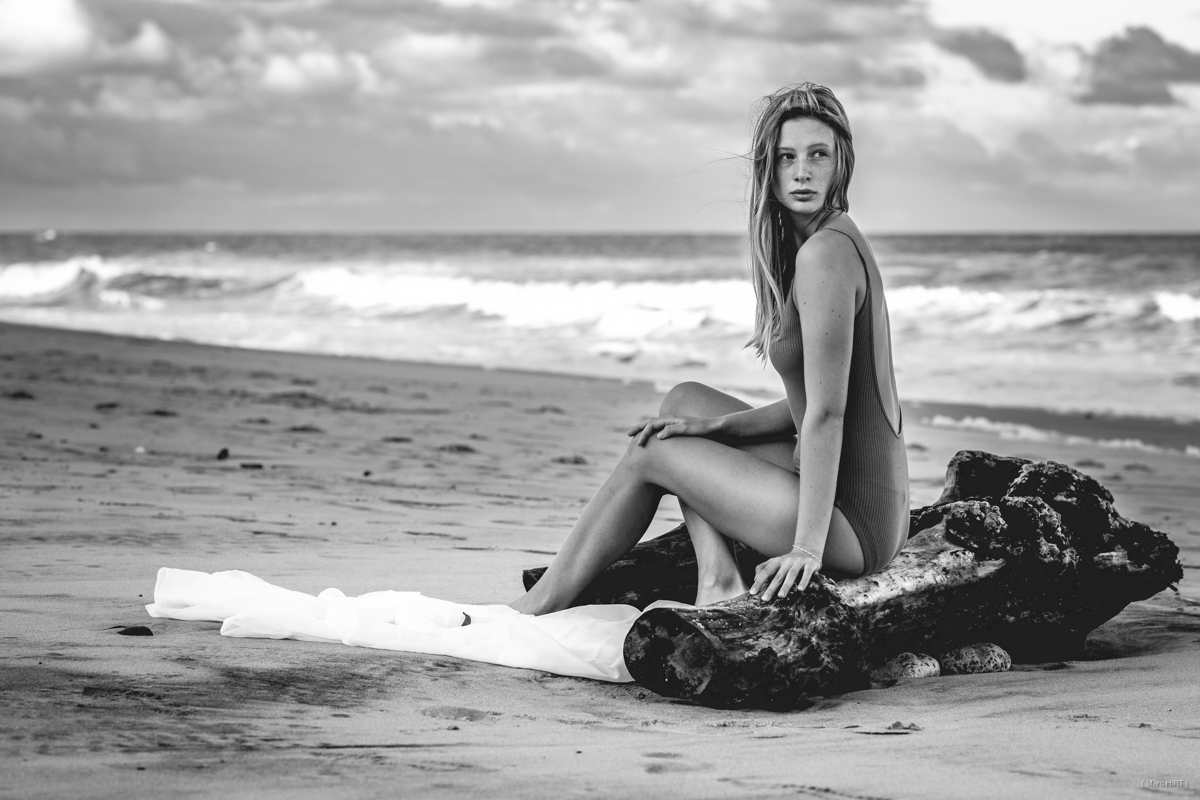 Shooting avec adèle, seventies, lumière naturelle, océan atlantique, montalivet, noir et blanc ©Marc HIRT