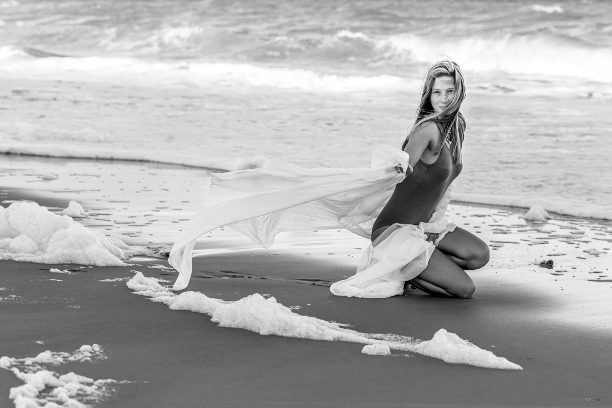 Shooting avec adèle, seventies, lumière naturelle, océan atlantique, montalivet, noir et blanc ©Marc HIRT