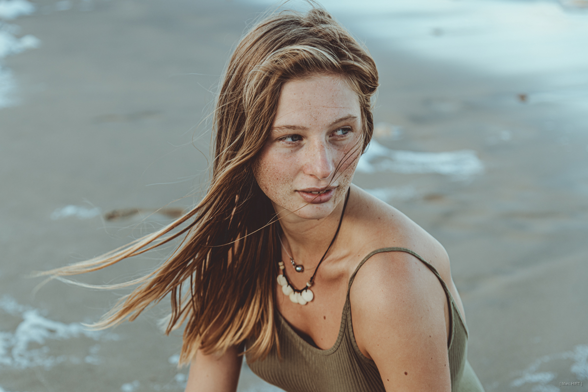 Shooting avec adèle, seventies, lumière naturelle, océan atlantique, montalivet ©Marc HIRT