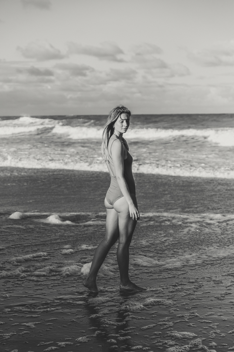 Shooting avec adèle, seventies, lumière naturelle, océan atlantique, montalivet, noir et blanc ©Marc HIRT