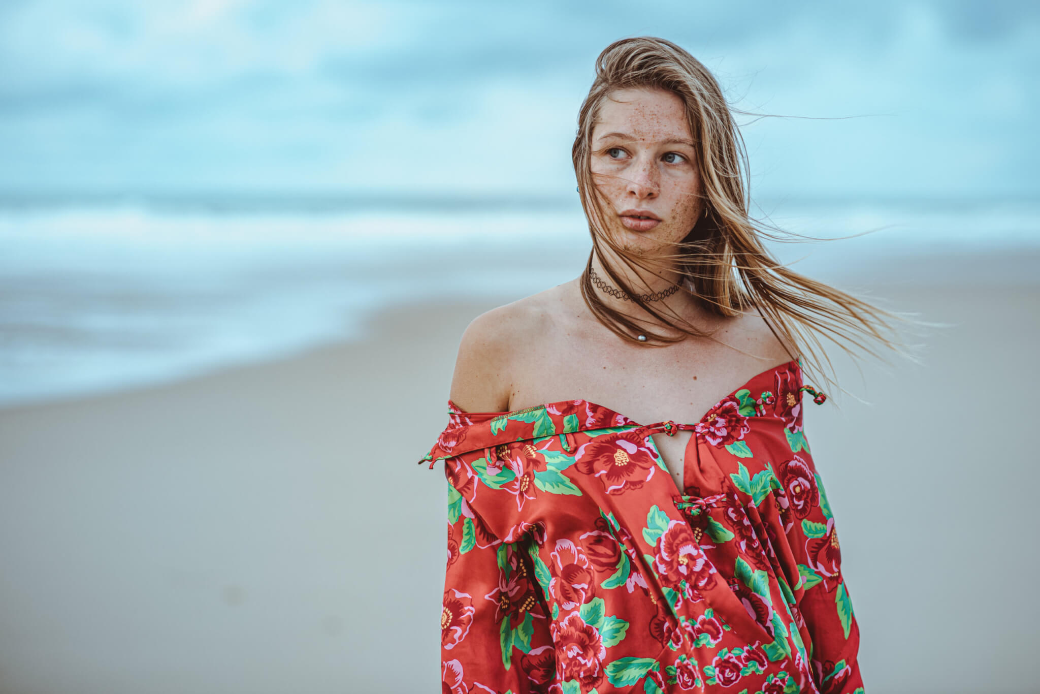 Shooting avec adèle, seventies, lumière naturelle, océan atlantique, montalivet ©Marc HIRT