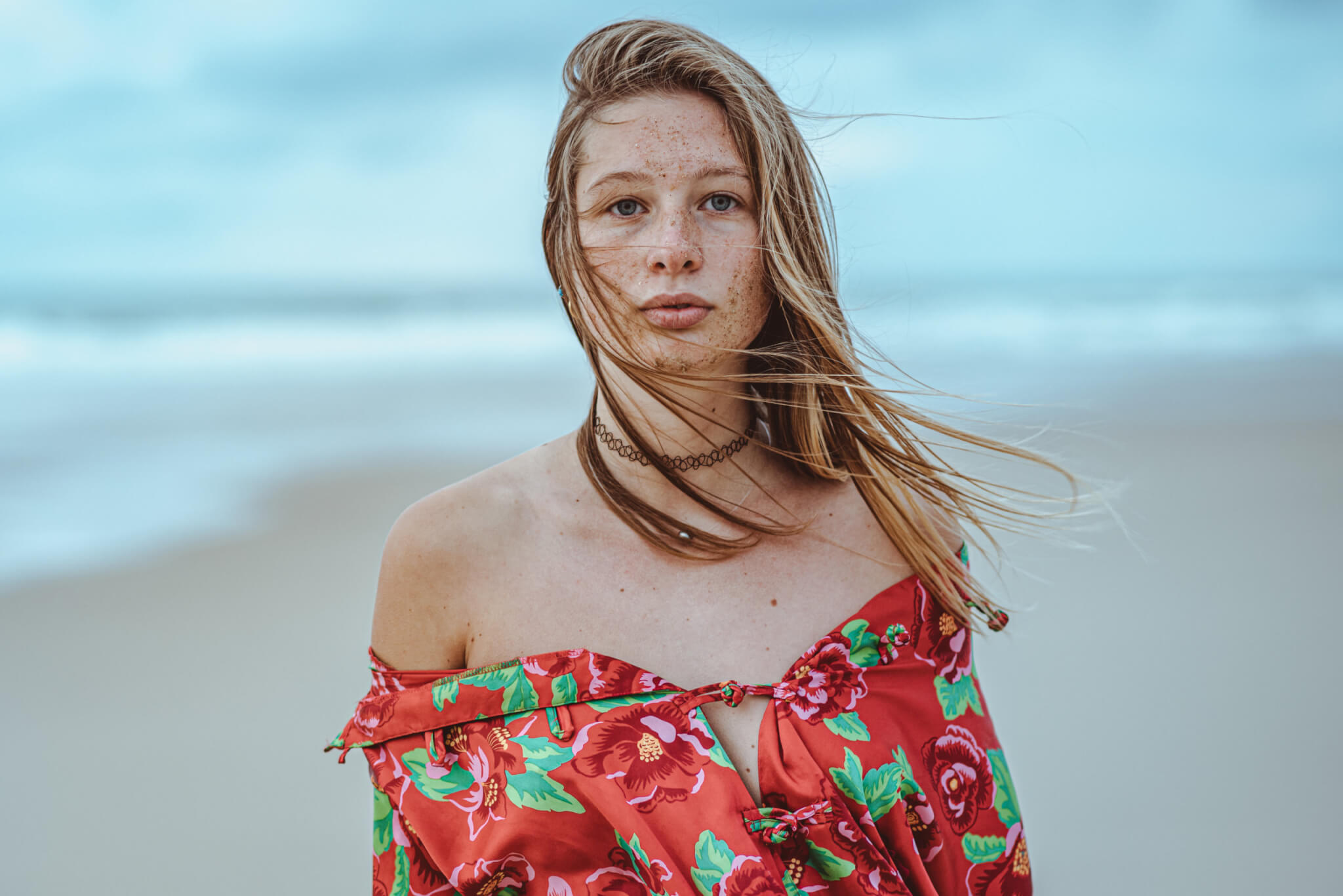 Shooting avec adèle, seventies, lumière naturelle, océan atlantique, montalivet ©Marc HIRT