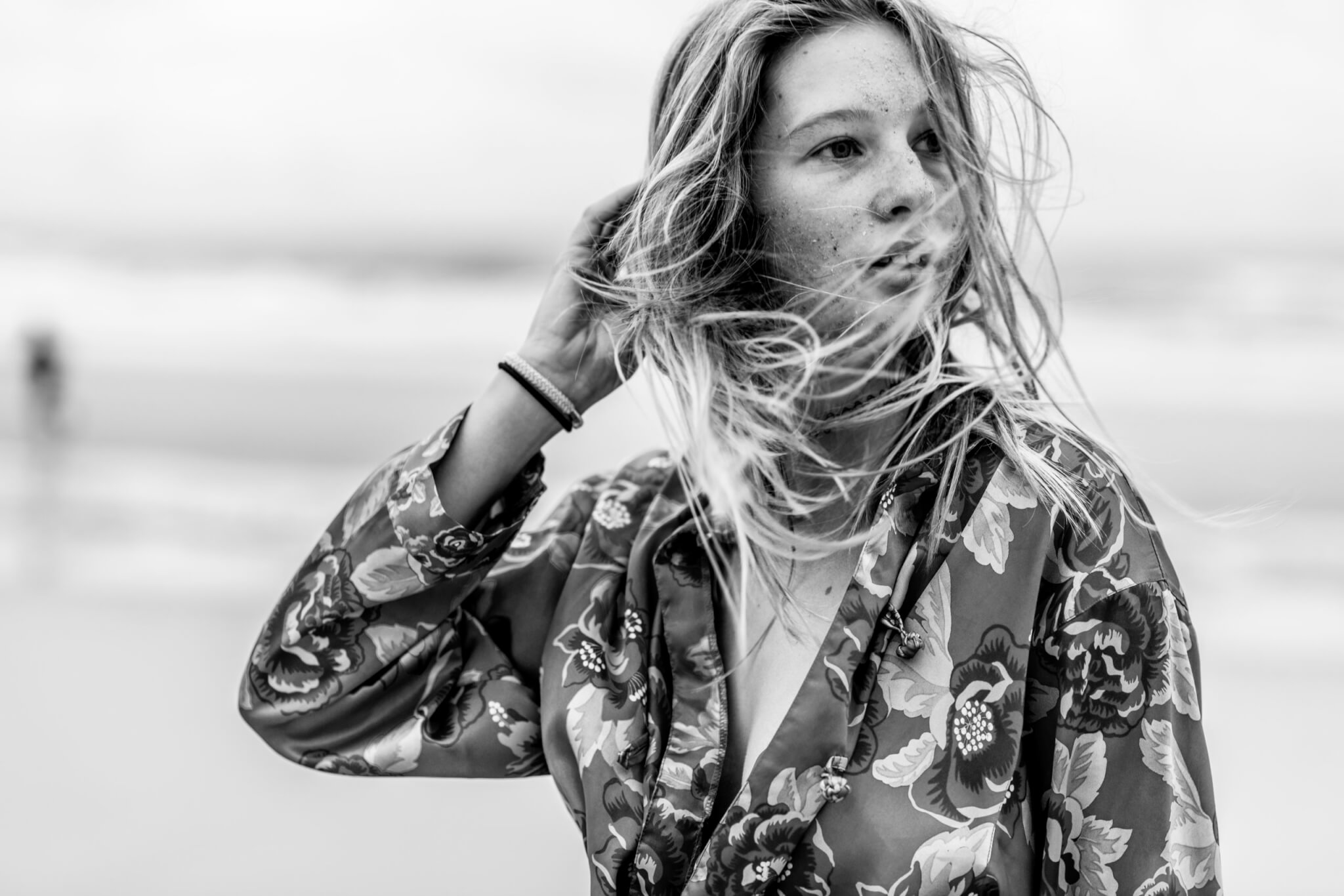 Shooting avec adèle, seventies, lumière naturelle, océan atlantique, montalivet, noir et blanc ©Marc HIRT