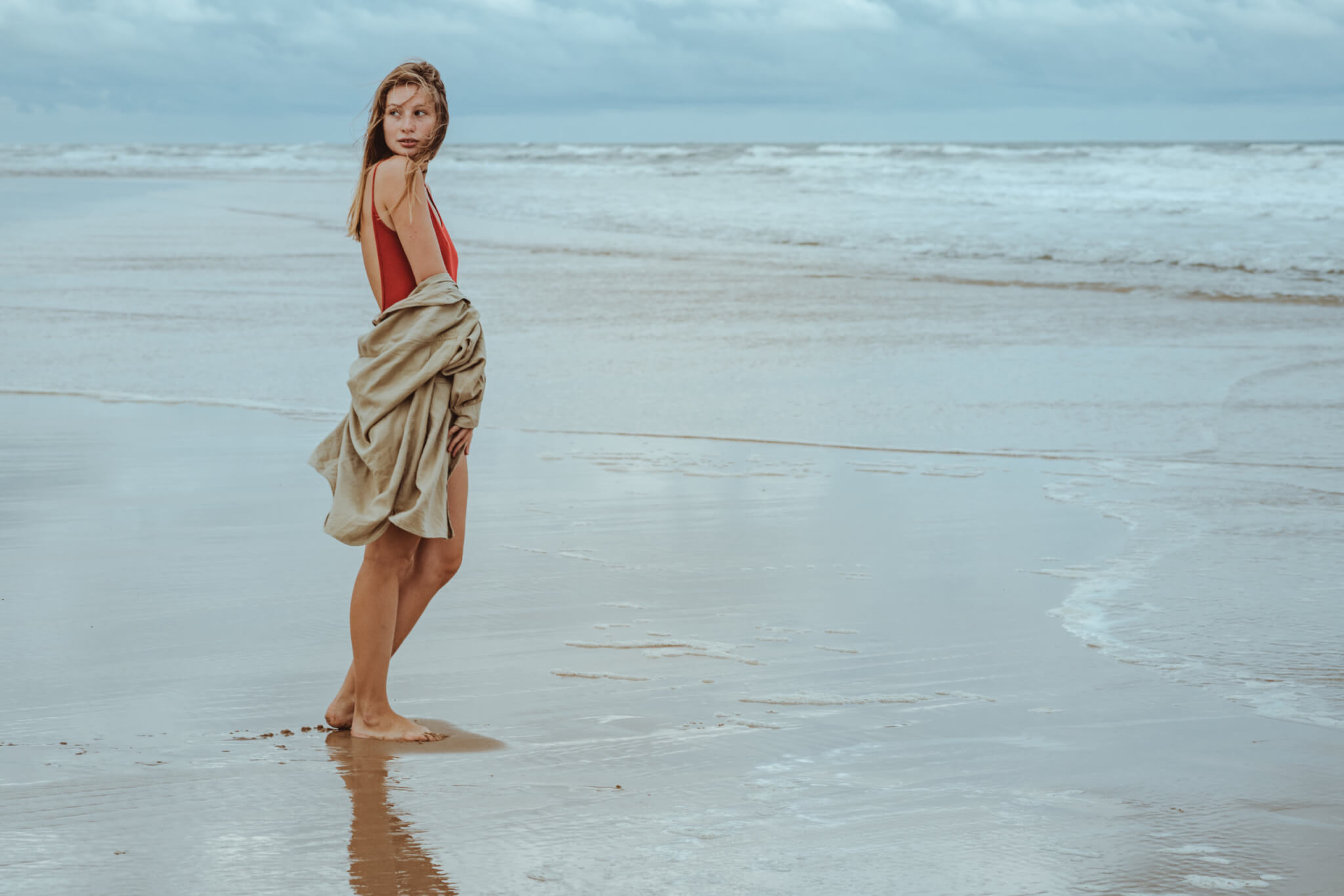 Shooting avec adèle, seventies, lumière naturelle, océan atlantique, montalivet ©Marc HIRT