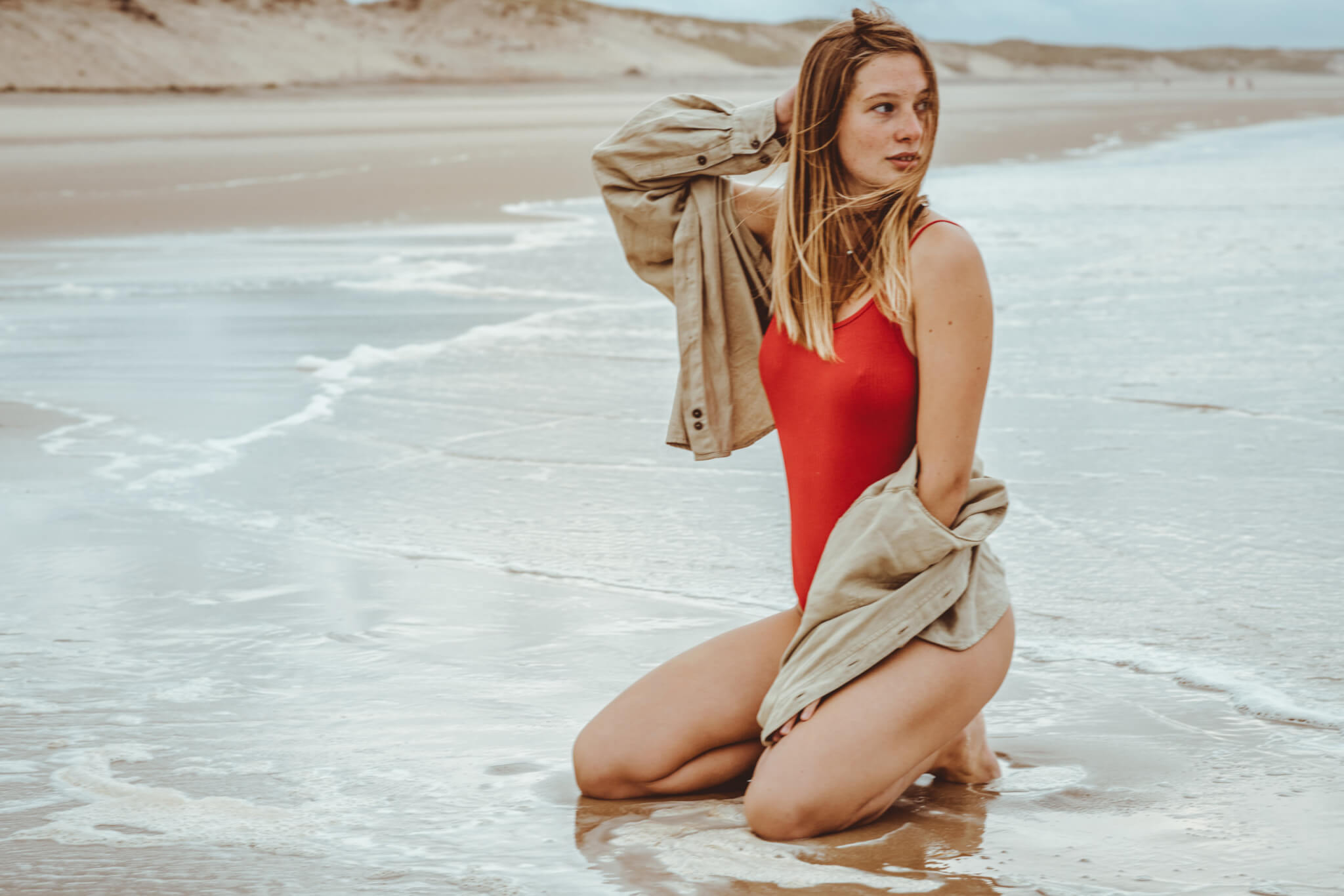 Shooting avec adèle, seventies, lumière naturelle, océan atlantique, montalivet ©Marc HIRT