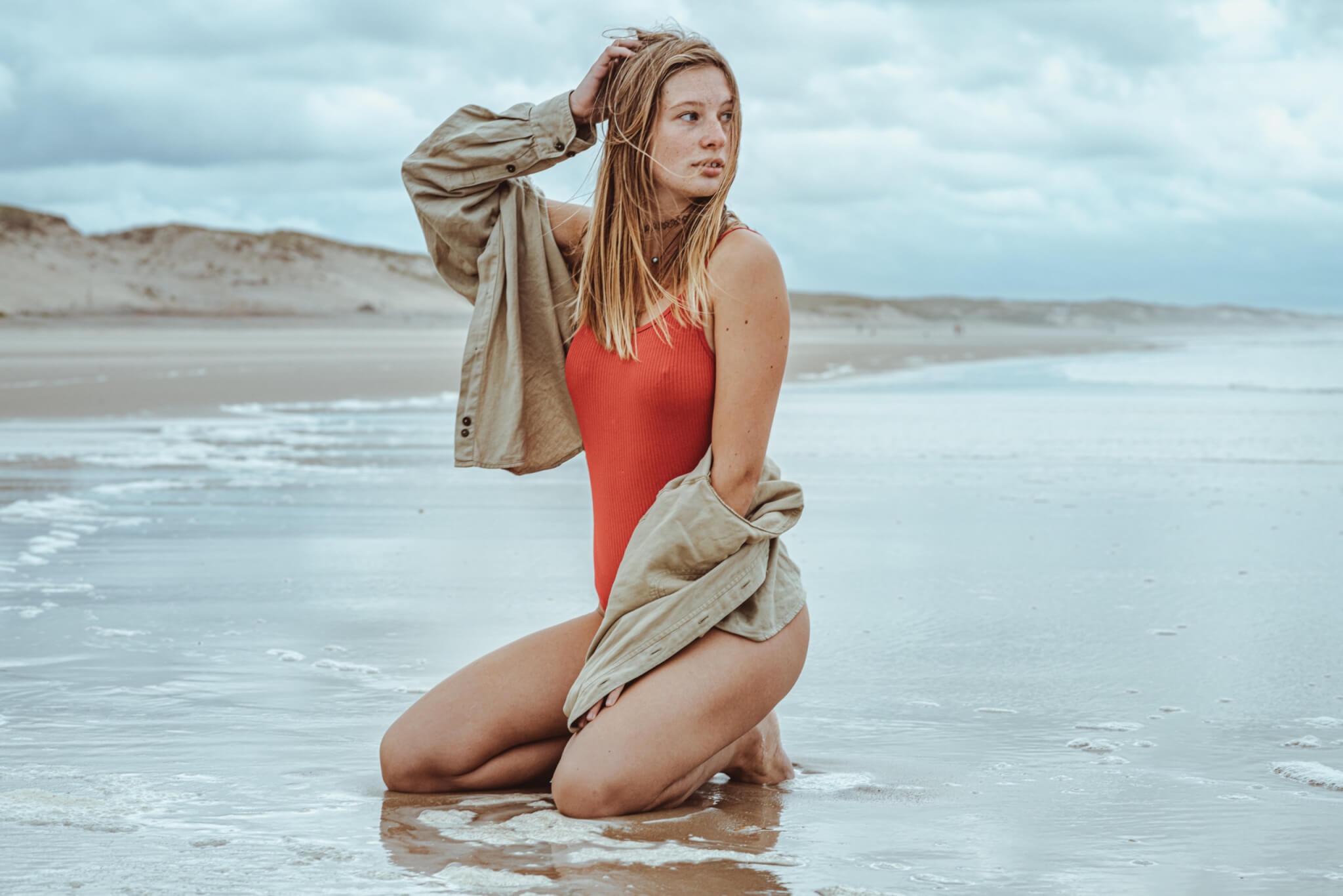 Shooting avec adèle, seventies, lumière naturelle, océan atlantique, montalivet ©Marc HIRT