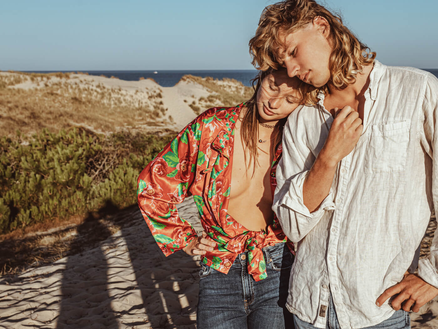 Shooting avec adèle et nils, seventies, lumière naturelle, océan atlantique, montalivet ©Marc HIRT