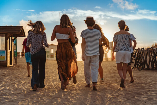 Shooting avec adèle et lou-anne , seventies, lumière naturelle, océan atlantique, montalivet, soleil couchant sur l'océan ©Marc HIRT