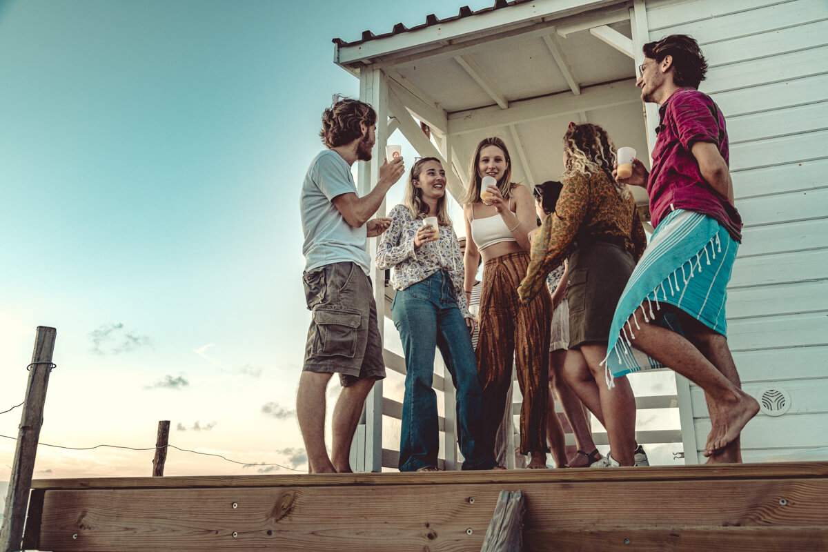 Shooting avec adèle et lou-anne , seventies, lumière naturelle, océan atlantique, montalivet ©Marc HIRT