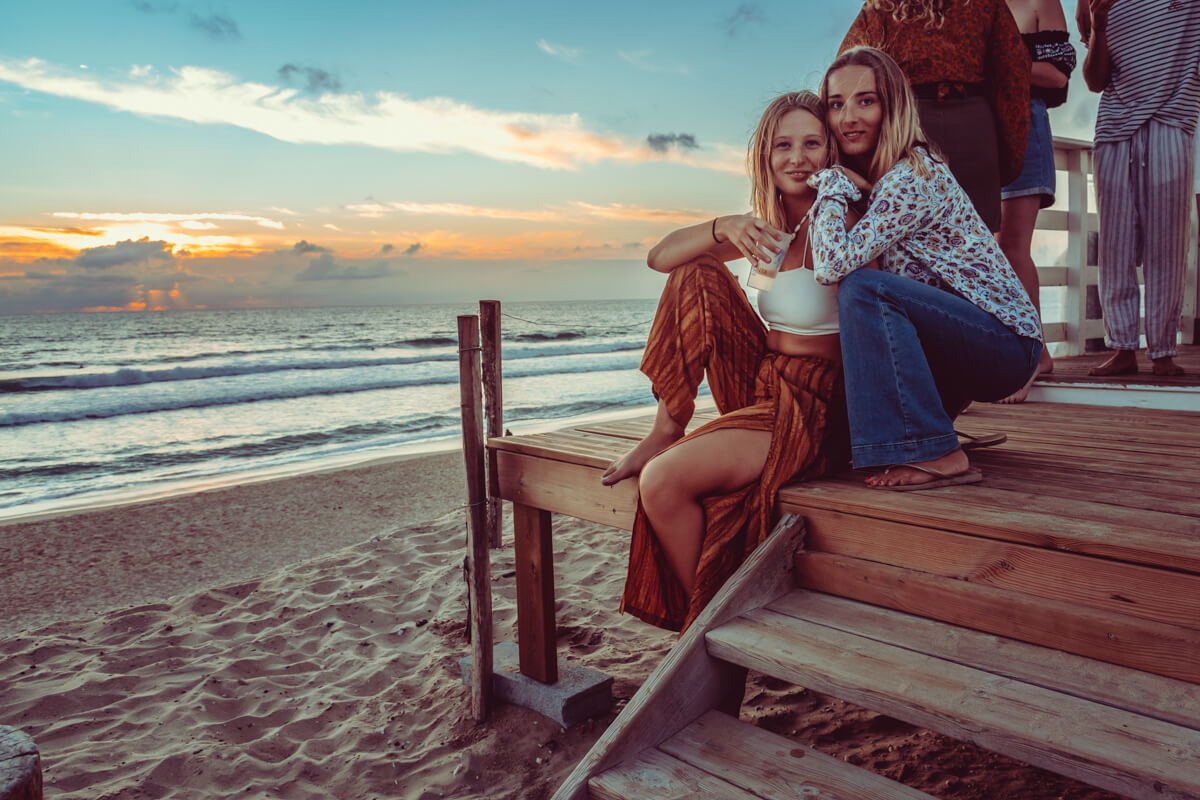 Shooting avec adèle et lou-anne , seventies, lumière naturelle, océan atlantique, montalivet ©Marc HIRT