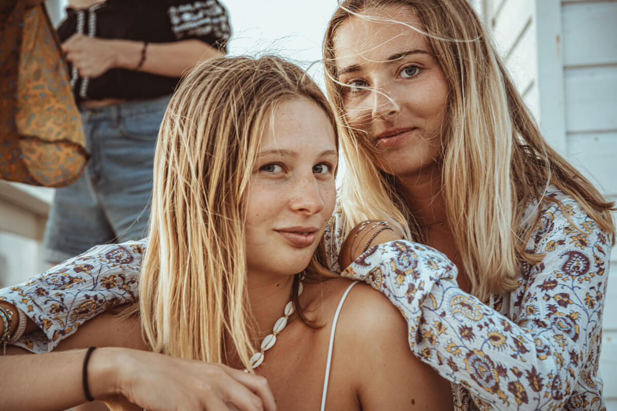 Shooting avec adèle et lou-anne seventies, lumière naturelle, océan atlantique, montalivet ©Marc HIRT