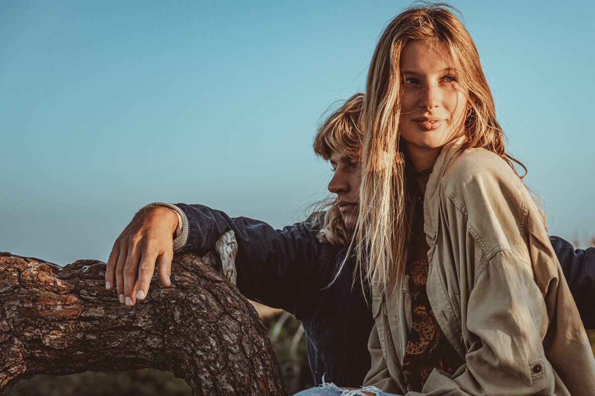 Shooting avec adèle et nils, seventies, lumière naturelle, océan atlantique, montalivet ©Marc HIRT