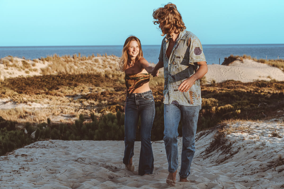 Shooting avec adèle et nils, seventies, lumière naturelle, océan atlantique, montalivet ©Marc HIRT