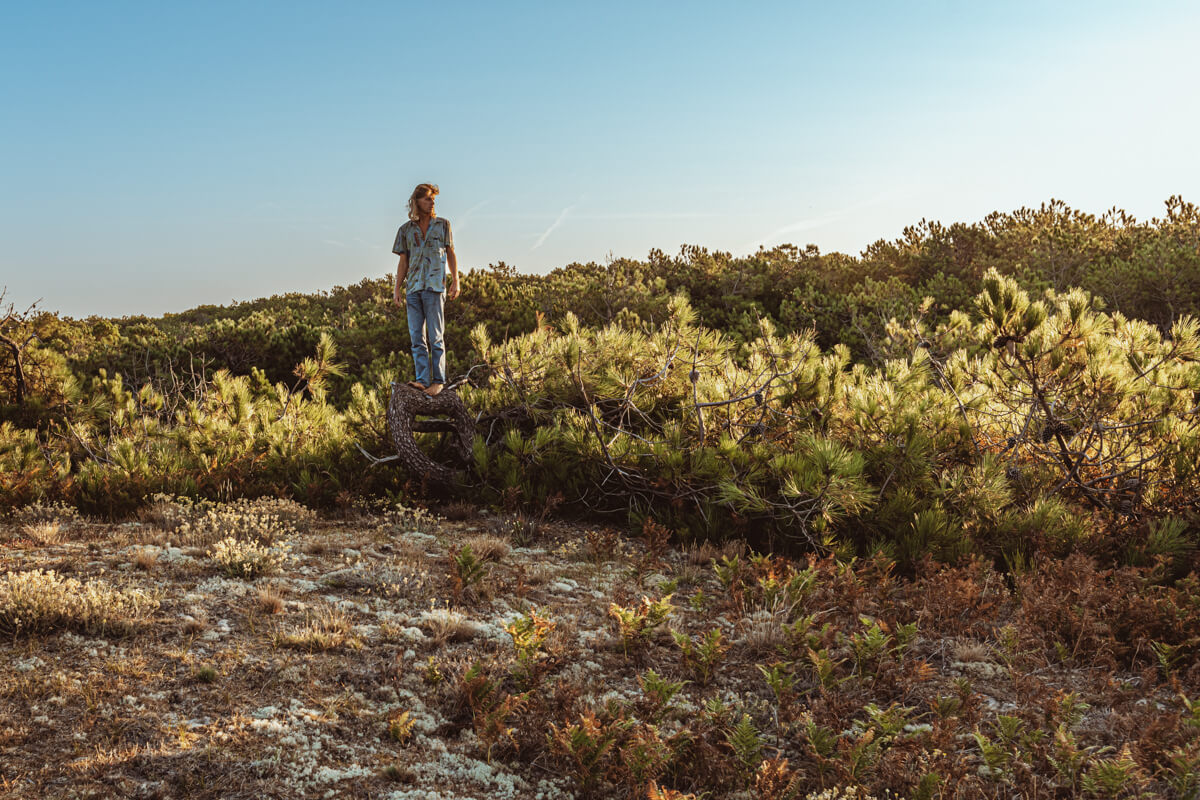 Shooting avec adèle et nils, seventies, lumière naturelle, océan atlantique, montalivet ©Marc HIRT