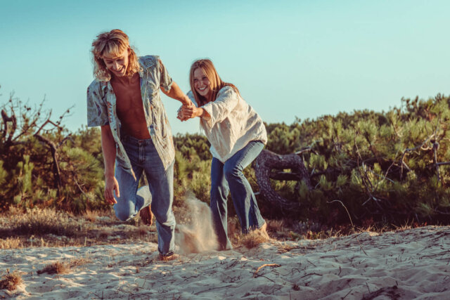 Shooting avec adèle et nils, seventies, lumière naturelle, océan atlantique, montalivet ©Marc HIRT