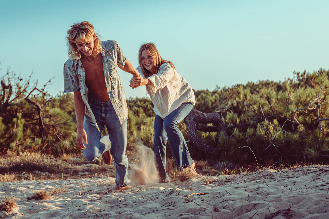 Shooting avec adèle et nils, seventies, lumière naturelle, océan atlantique, montalivet ©Marc HIRT