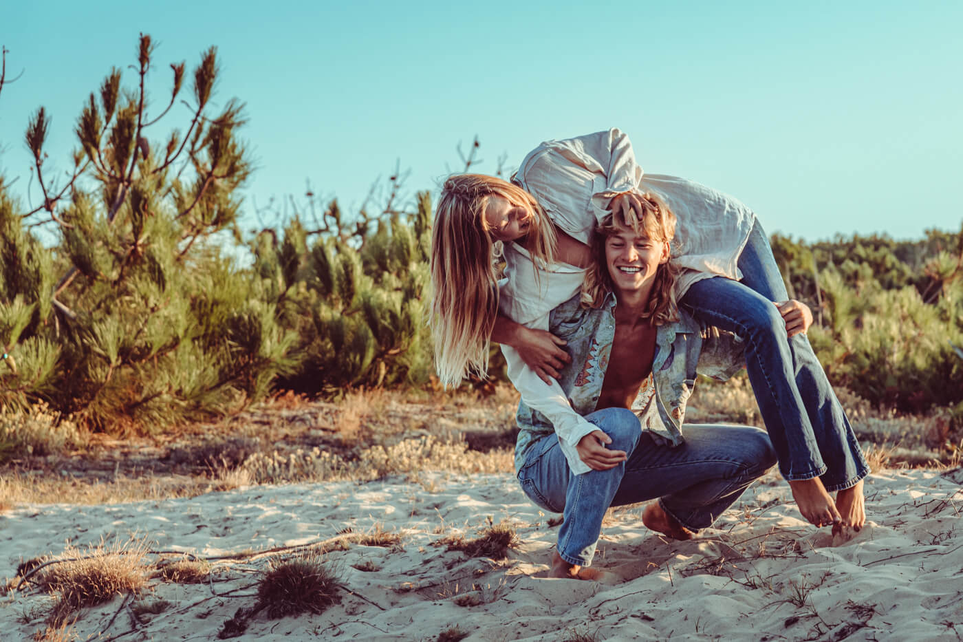 Shooting avec adèle et nils, seventies, lumière naturelle, océan atlantique, montalivet ©Marc HIRT