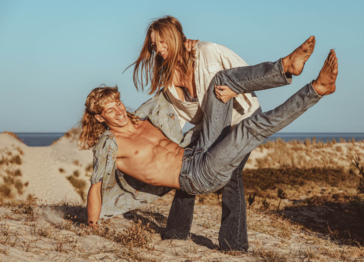 Shooting avec adèle et nils, seventies, lumière naturelle, océan atlantique, montalivet ©Marc HIRT