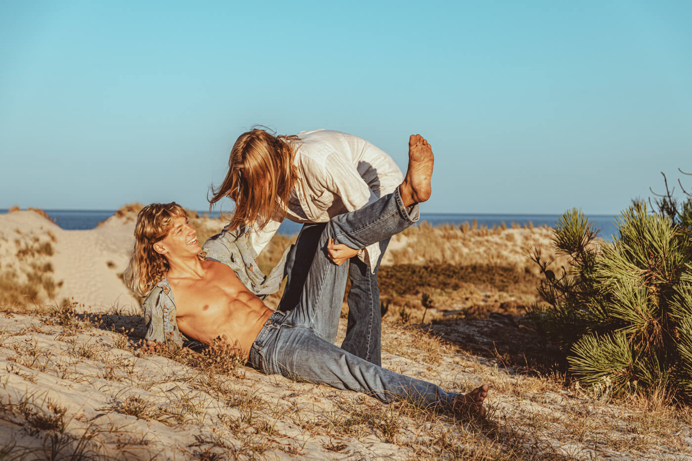 Shooting avec adèle et nils, seventies, lumière naturelle, océan atlantique, montalivet ©Marc HIRT
