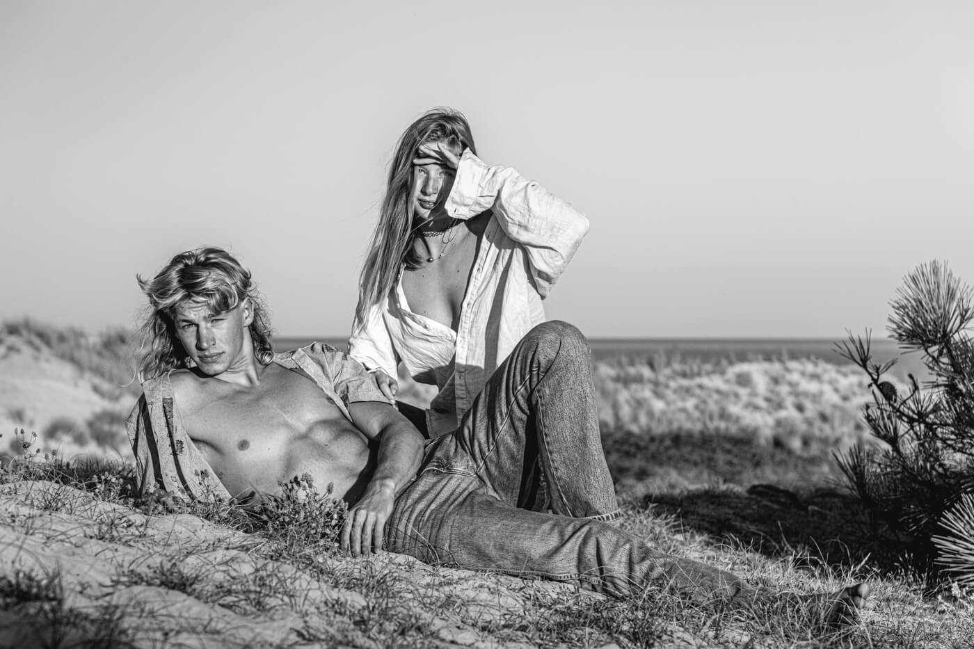 Shooting avec adèle et nils, seventies, lumière naturelle, océan atlantique, montalivet ©Marc HIRT