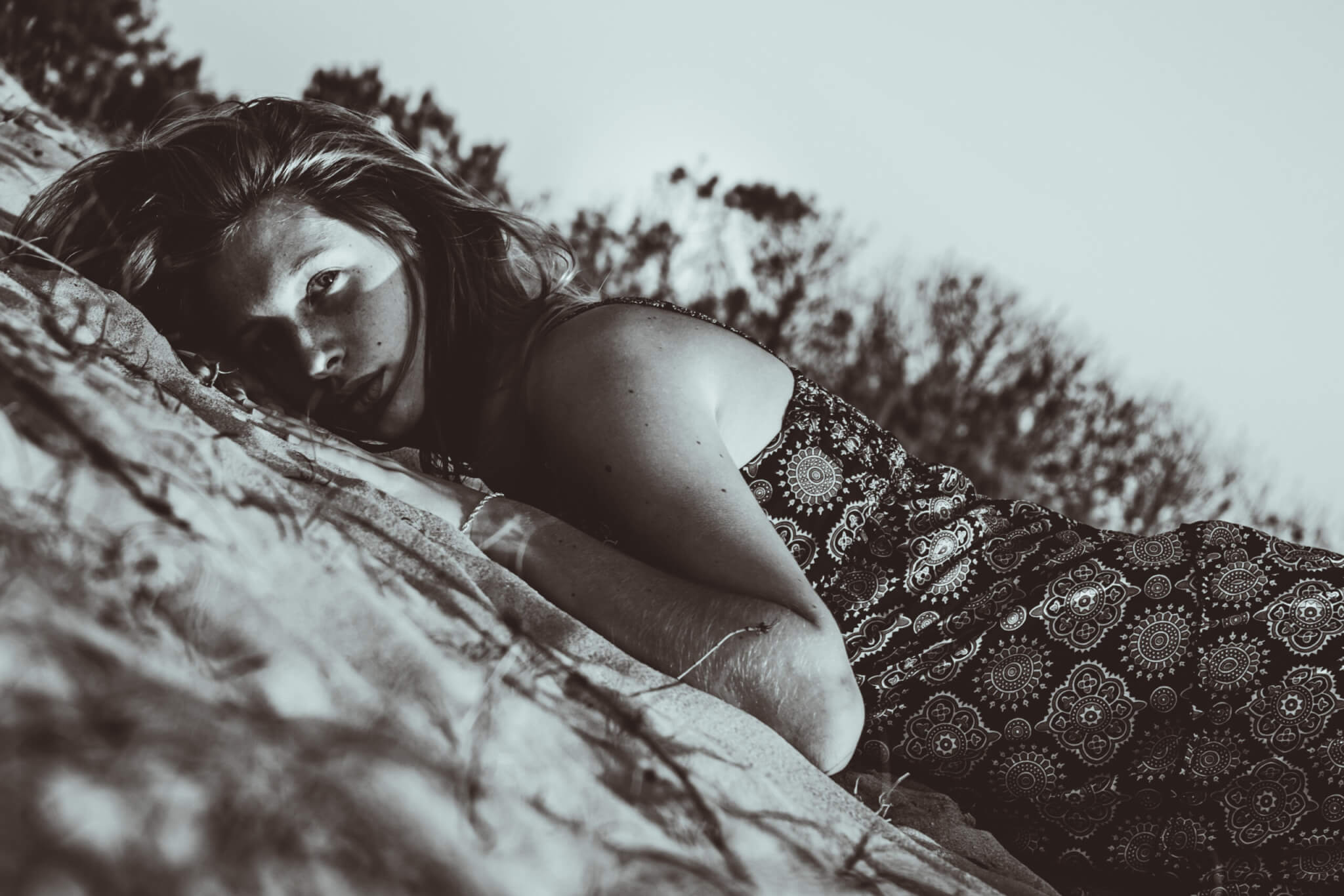 Shooting avec adèle, seventies, lumière naturelle, océan atlantique, montalivet, noir et blanc ©Marc HIRT