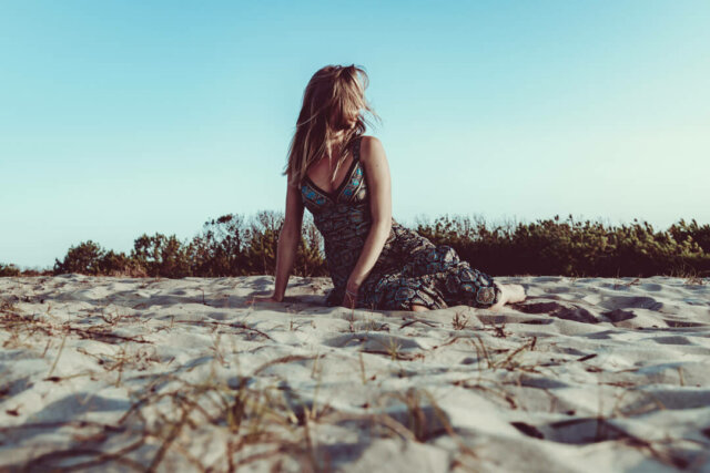 Shooting avec adèle, seventies, lumière naturelle, océan atlantique, montalivet - ©Marc HIRT