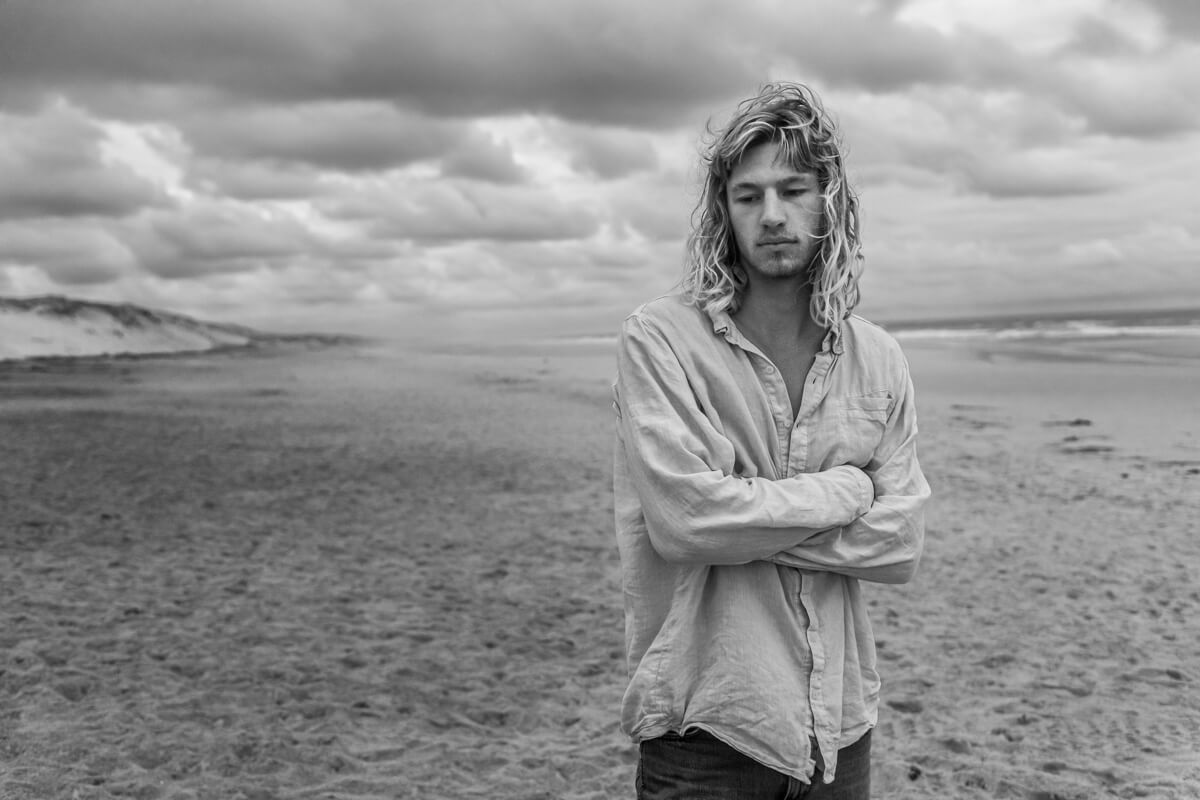 Shooting avec nils, seventies, lumière naturelle, océan atlantique, montalivet, noir et blanc ©Marc HIRT