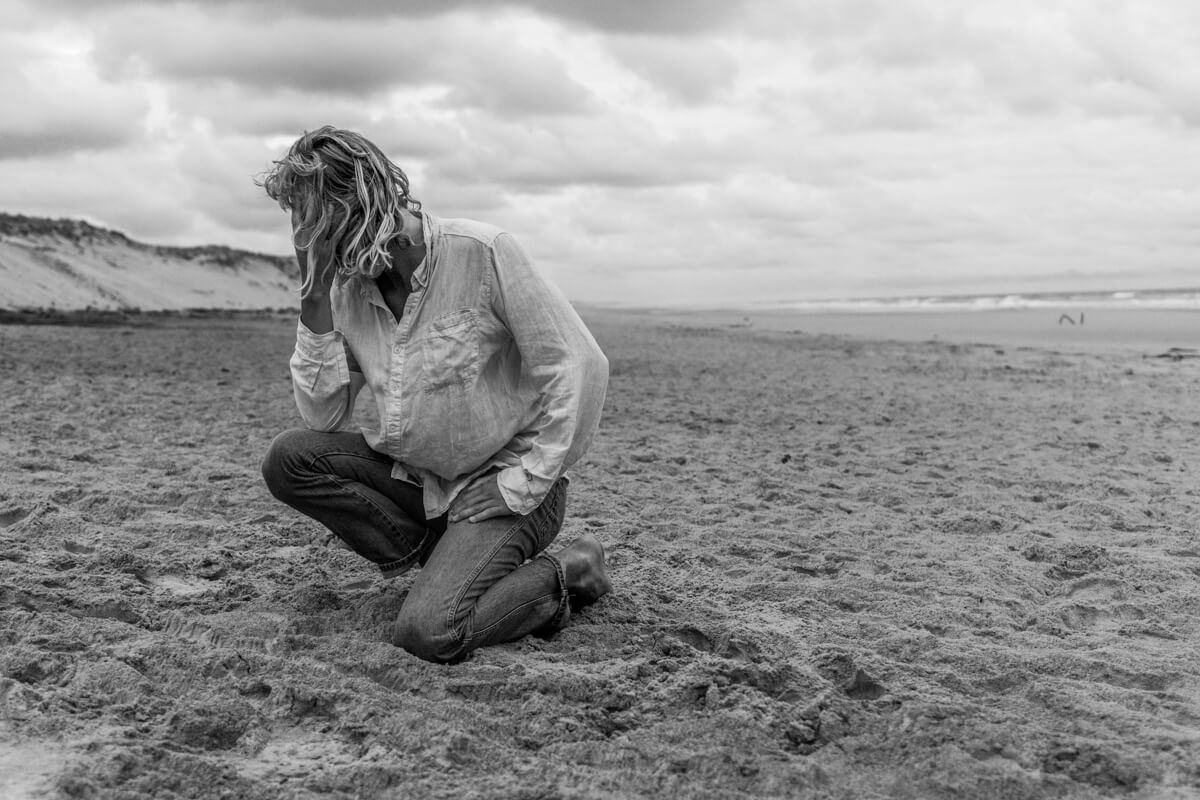 Shooting avec nils, seventies, lumière naturelle, océan atlantique, montalivet, noir et blanc ©Marc HIRT