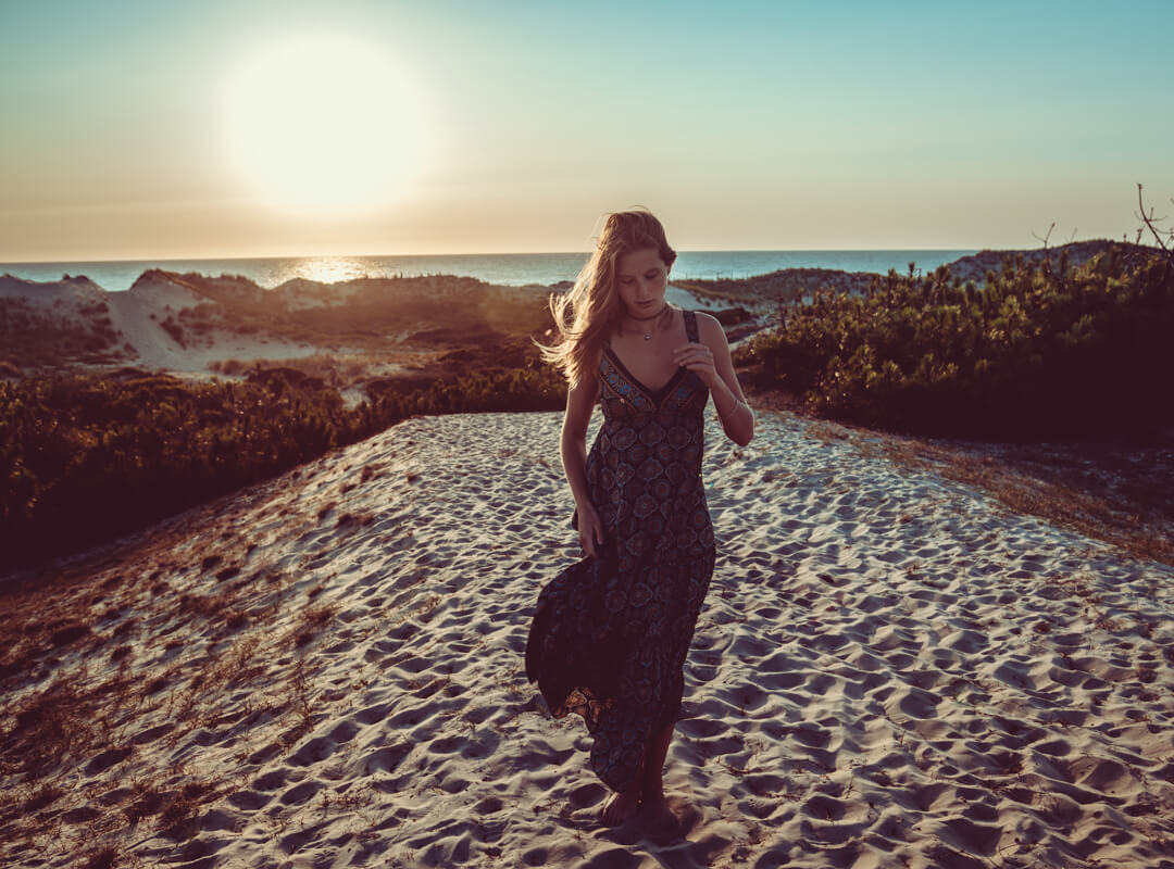 Shooting avec adèle, seventies, lumière naturelle, océan atlantique, montalivet ©Marc HIRT