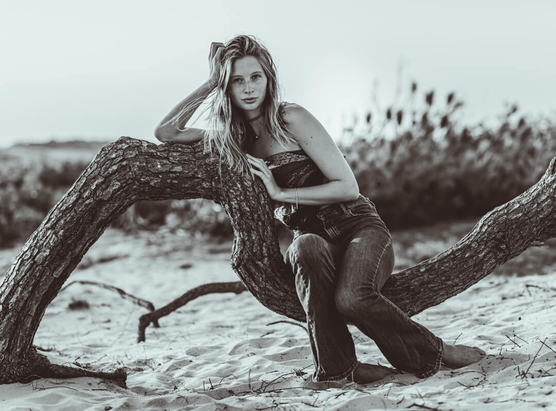 Shooting avec adèle, seventies, lumière naturelle, océan atlantique, montalivet, noir et blanc ©Marc HIRT