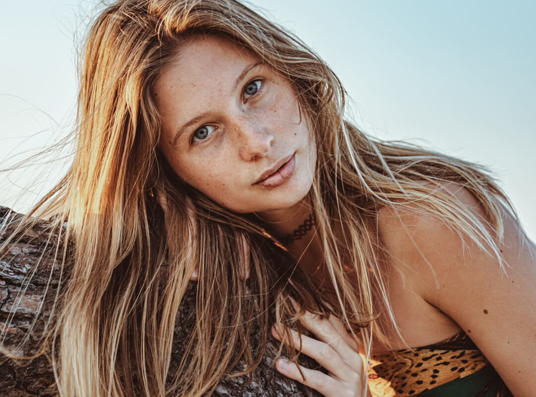 Shooting avec adèle, seventies, lumière naturelle, océan atlantique, montalivet ©Marc HIRT
