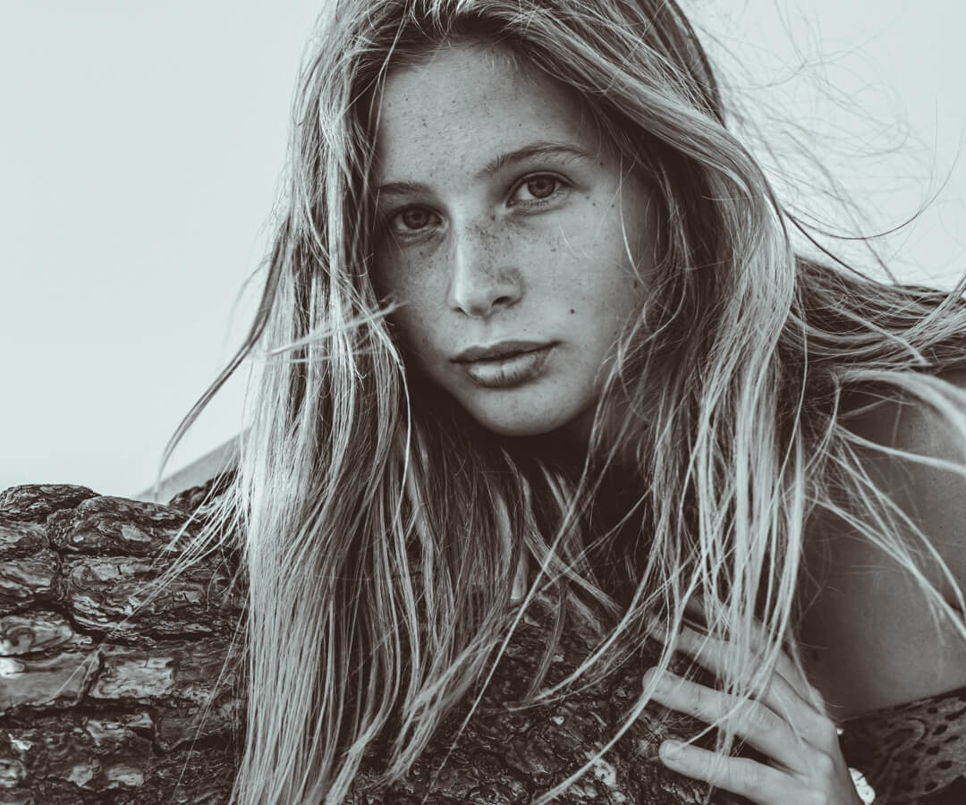 Shooting avec adèle, seventies, lumière naturelle, océan atlantique, montalivet, noir et blanc ©Marc HIRT